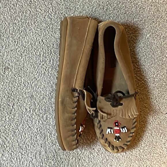 Minnetonka Suede Beaded Moccasins. 3 - Picture 3 of 6